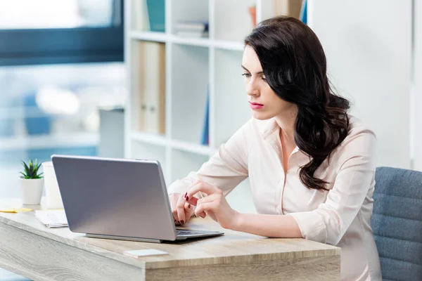 Mulher de negócios que trabalha com laptop — Fotografia de Stock