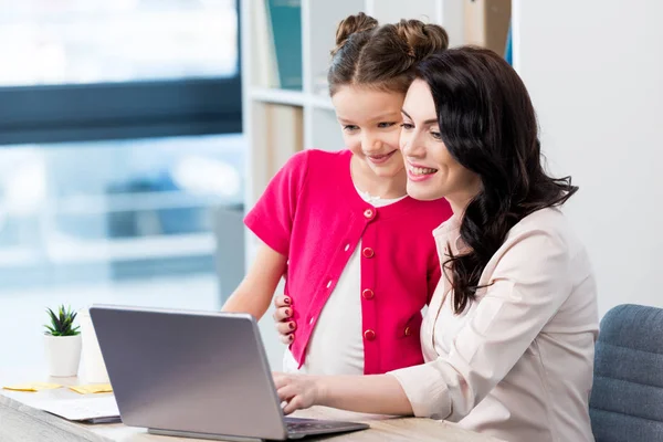 Madre e figlia sul posto di lavoro — Foto Stock