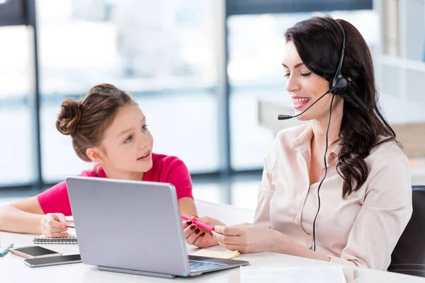Mother and daughter at workplace — Stock Photo, Image