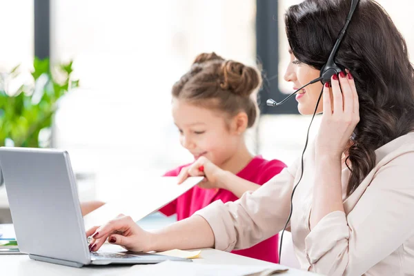 Mother and daughter at workplace — Stock Photo, Image