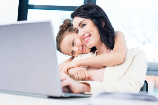 Geschäftsfrau arbeitet mit Tochter — Stockfoto