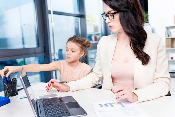 Donna d'affari che lavora in ufficio — Foto Stock