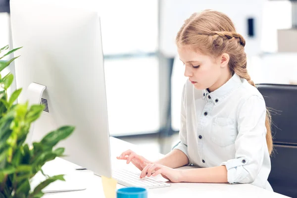 Kleines Mädchen gibt sich als Geschäftsfrau aus — Stockfoto