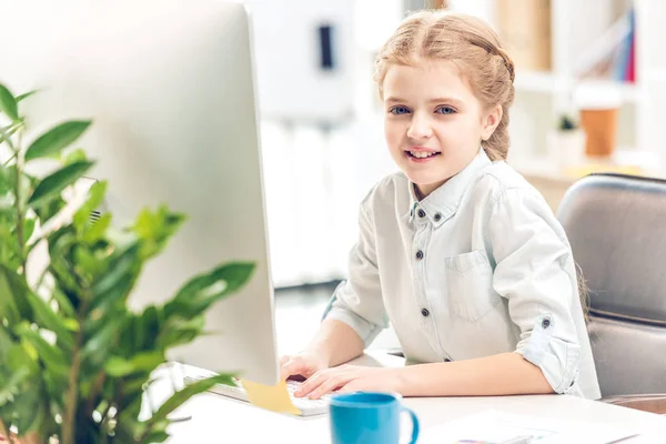 Little girl pretending to be businesswoman — Stock Photo, Image