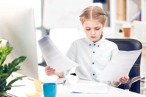 Niña fingiendo ser mujer de negocios —  Fotos de Stock