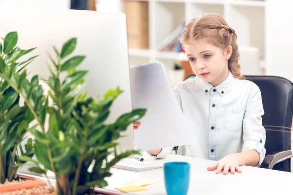 Kleines Mädchen gibt sich als Geschäftsfrau aus — kostenloses Stockfoto