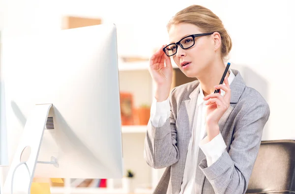 Businesswoman using computer — Stock Photo, Image