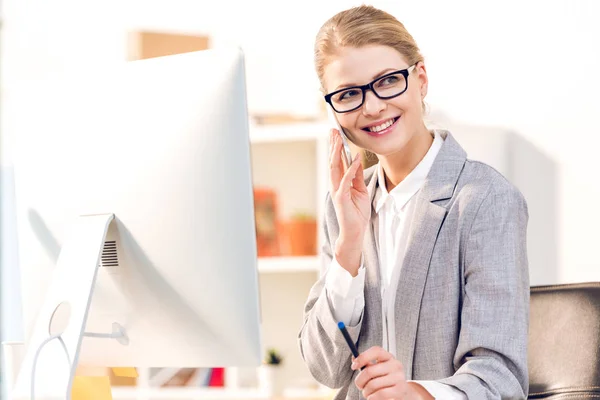 Zakenvrouw met smartphone — Stockfoto