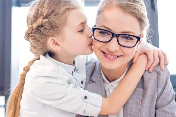 Moeder en dochter knuffelen — Stockfoto