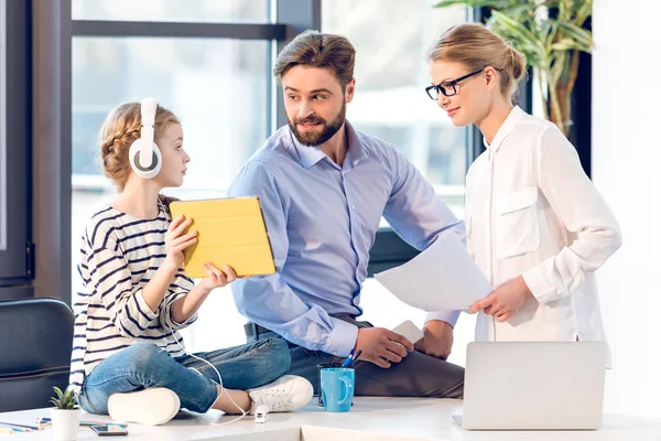 Empresaria y hombre de negocios con hija en el cargo — Foto de Stock