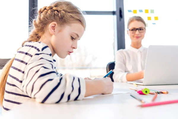 Girl drawing in office — Stock Photo, Image