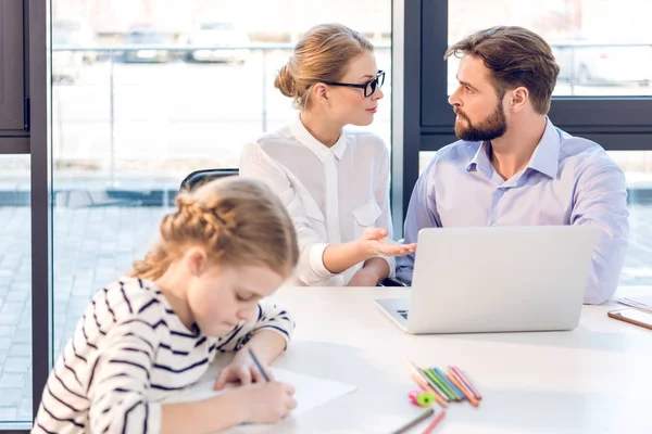 Businesswoman and businessman with daughter in office — Stock Photo, Image