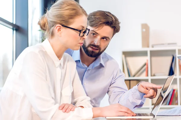 Businesswoman and businessman working — Stock Photo, Image