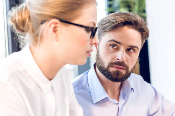 Affärskvinna och affärsman arbetar — Stockfoto