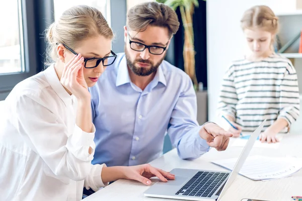 Empresaria y hombre de negocios trabajando — Foto de Stock