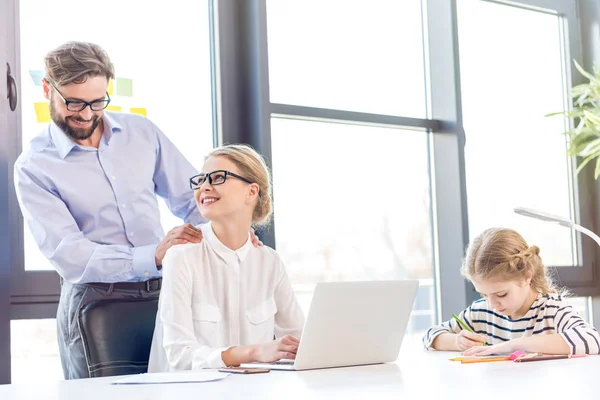 Affärskvinna och affärsman med dotter i office — Stockfoto