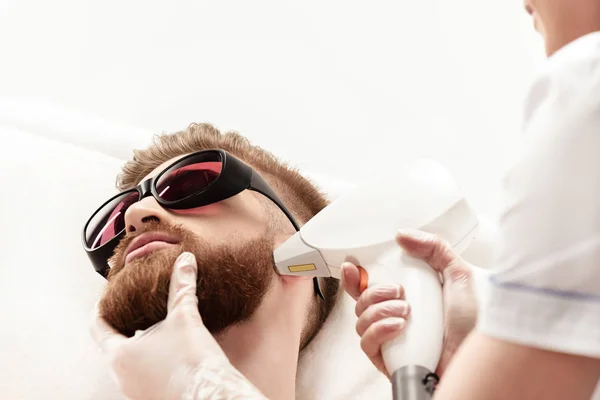 Muž přijímající laserové produkty péče o pleť — Stock fotografie