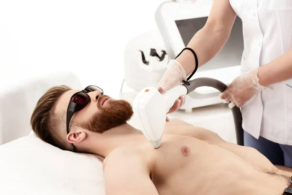 Человек, получающий лазерное лечение кожи — стоковое фото