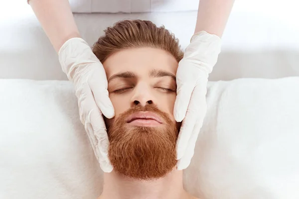 Man relaxing in beauty salon. — Stock Photo, Image