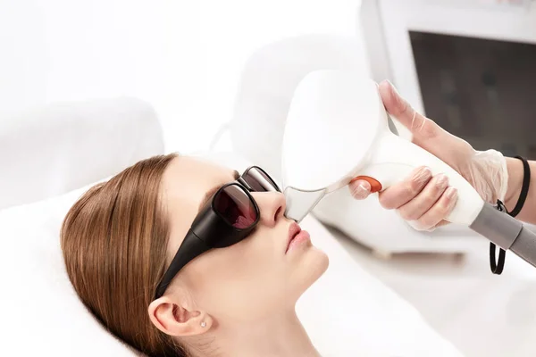 Woman receiving laser skin care — Stock Photo, Image