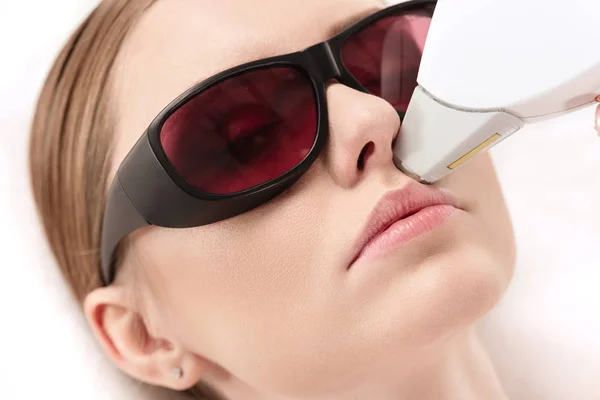 Woman receiving laser skin care — Stock Photo, Image