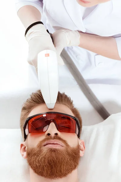 Homem recebendo cuidados com a pele a laser — Fotografia de Stock