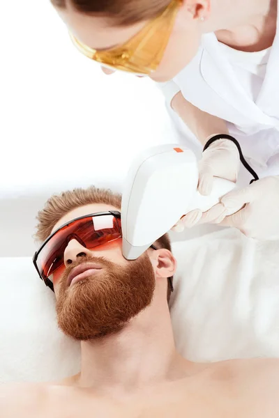 Homme recevant des soins laser de la peau — Photo