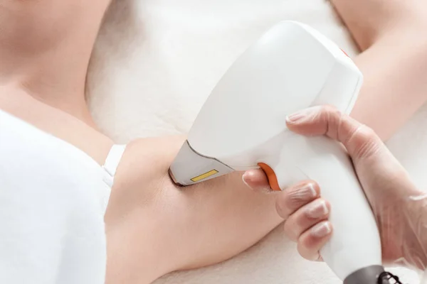 Woman receiving laser skin care — Stock Photo, Image