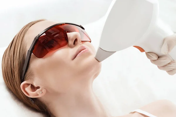 Woman receiving laser treatment — Stock Photo, Image