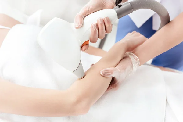 Woman receiving laser treatment — Stock Photo, Image