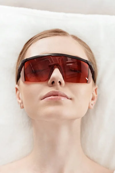 Mujer joven en gafas protectoras —  Fotos de Stock