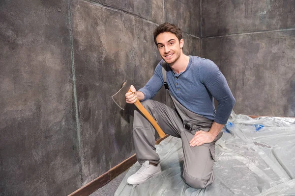 Young laborer repairing floor — Stock Photo, Image