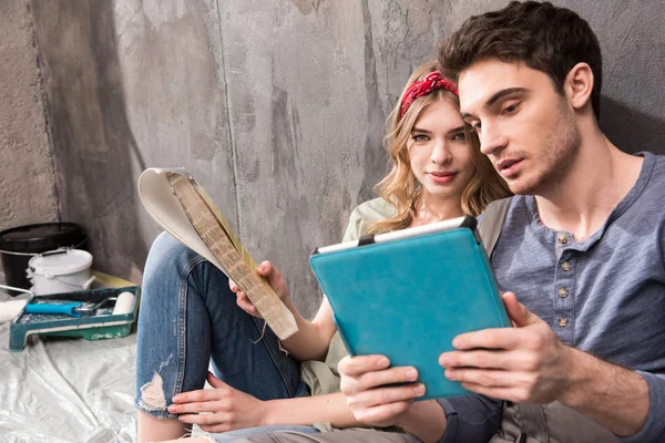 Young couple with digital tablet — Stock Photo, Image