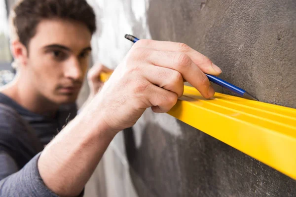 Young laborer with level tool — Stock Photo, Image