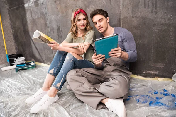 Young couple with digital tablet — Stock Photo, Image