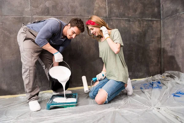 Couple renovating home — Stock Photo, Image