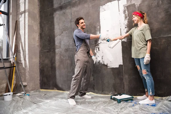 Couple painting wall — Stock Photo, Image
