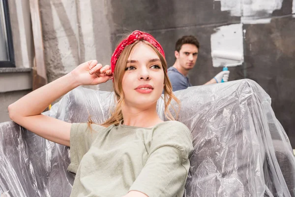 Mujer descansando en el sofá —  Fotos de Stock