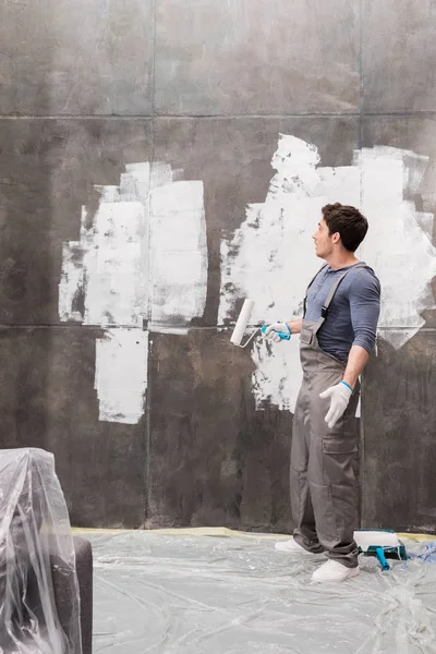 Homem parede de pintura — Fotografia de Stock
