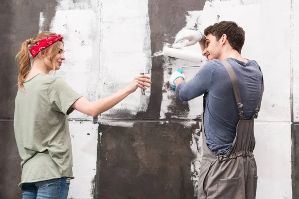 Vrouw bracht man water — Stockfoto