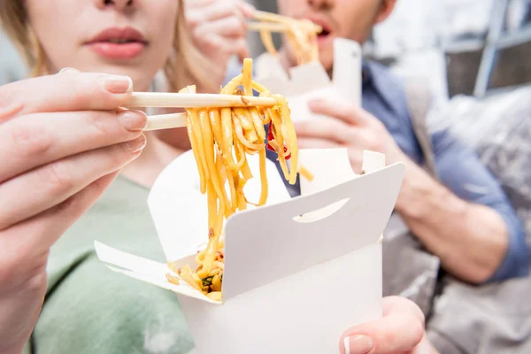 Pareja comiendo comida tailandesa —  Fotos de Stock