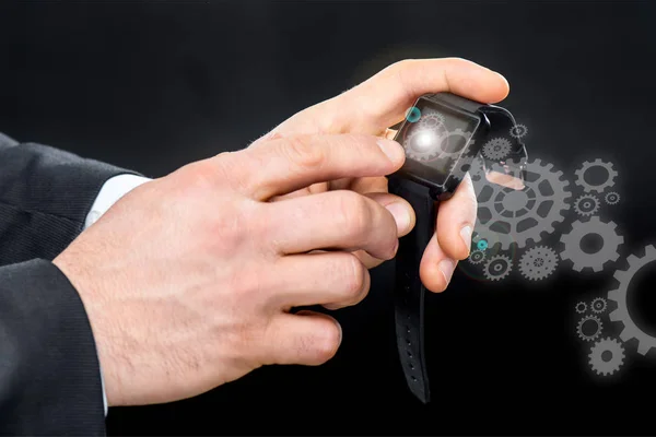 Hombre de negocios usando reloj inteligente — Foto de Stock