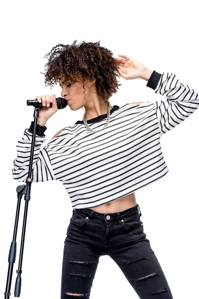 Jovem cantora com microfone — Fotografia de Stock