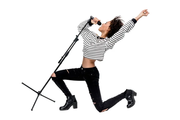 Jeune chanteuse avec microphone — Photo