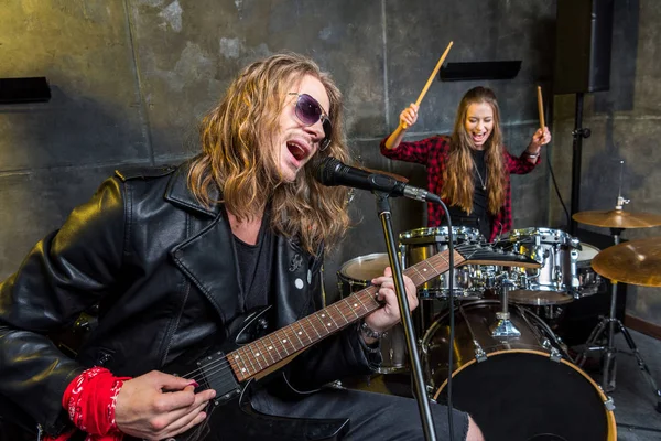 Banda de rock ensaiando em estúdio — Fotografia de Stock