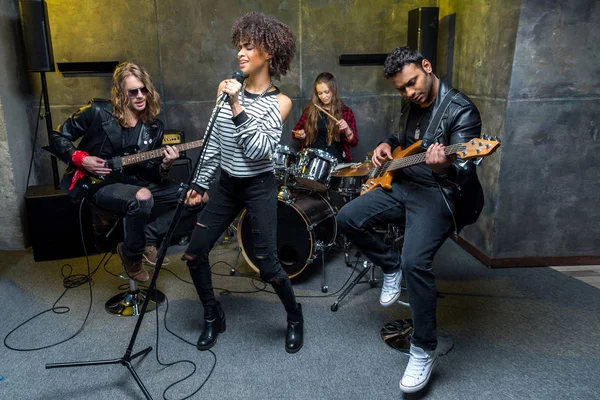 Groupe de rock répétant en studio — Photo