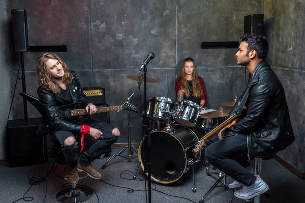 Banda de rock descansando después del ensayo — Foto de Stock