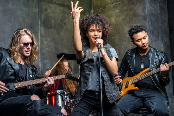 Banda de rock ensaiando em estúdio — Fotografia de Stock