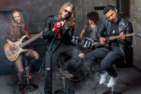 Groupe de rock répétant en studio — Photo