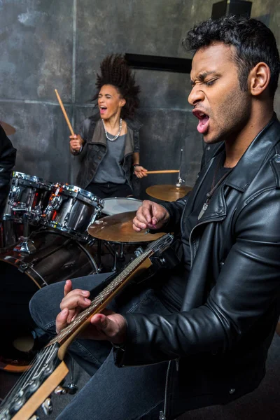 Man spelar gitarr — Stockfoto